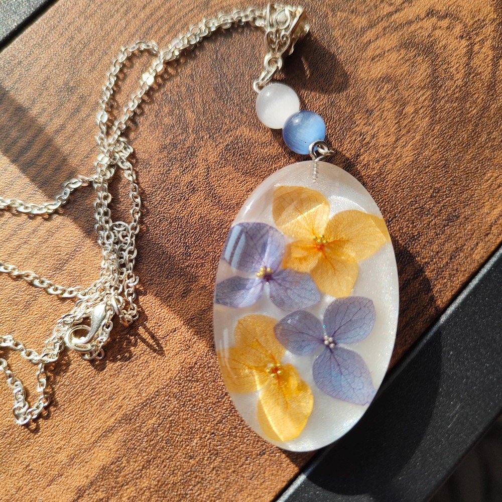 Resin Pendant Necklace, Handmade Botanical Jewelry, Nature-Inspired Gift